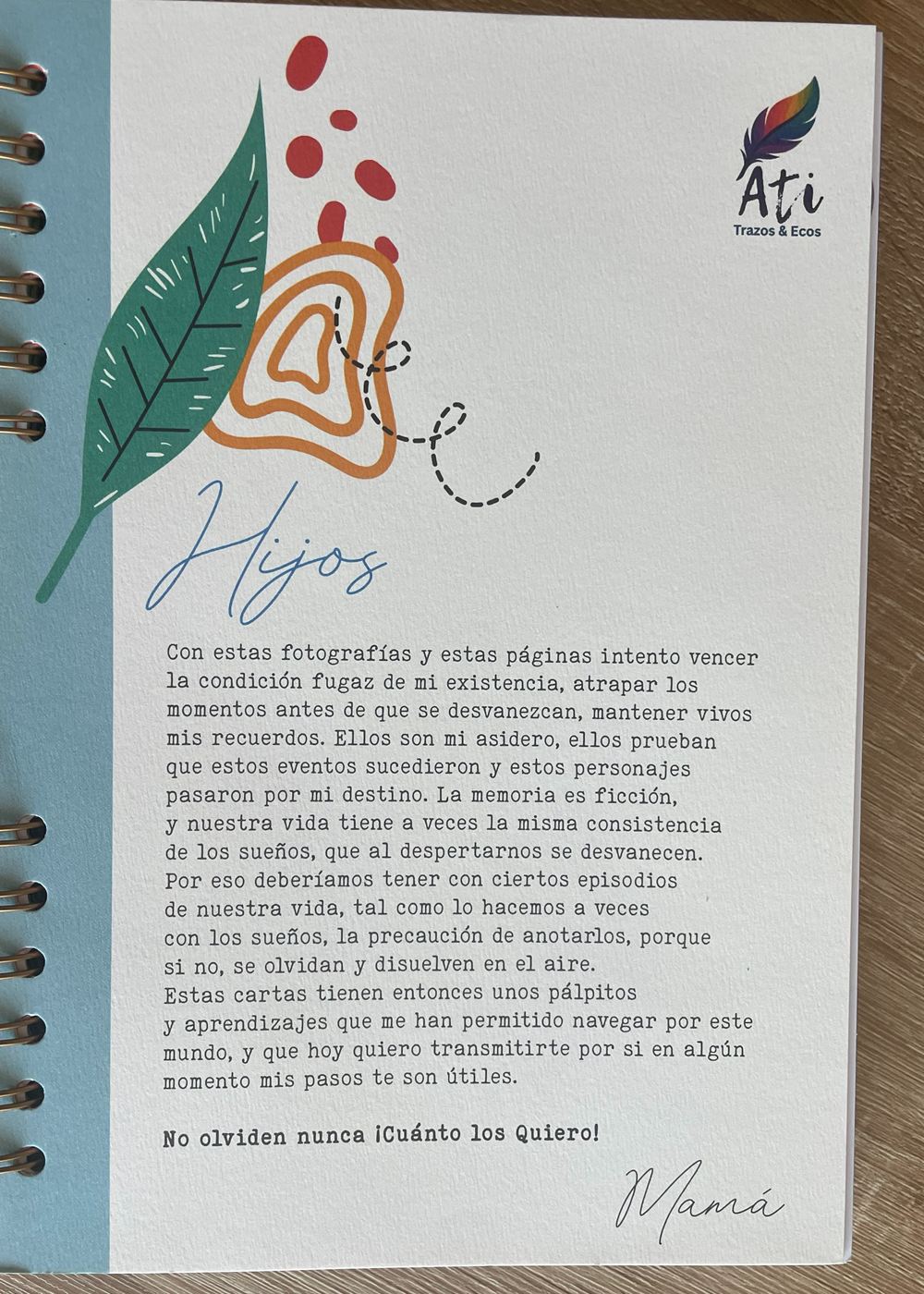 Cuaderno de ATI abierto en su primera página: la palabra Hijos escrita a mano arriba, el texto de apertura impreso debajo y la firma de una mamá al final.